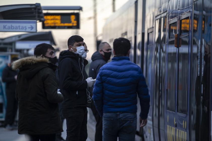 Yolcular metrobüs bekliyor