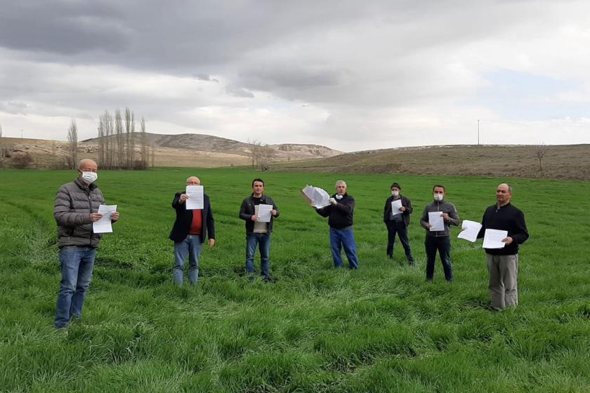 CHP'li Utku Çakurözer (soldan ikinci) ve yöre halkı siyanür havuzunun yapılacağı alanda.