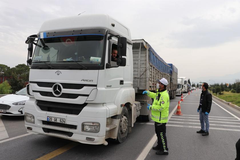 durdurdğu tırın şoförü ile konuşan polis