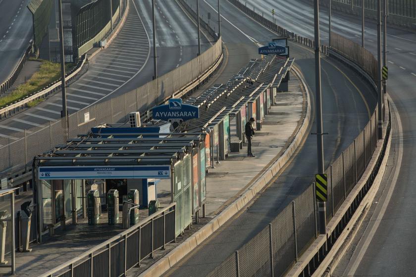 Sokağa çıkma yasağında İstanbul'da metrobüs durakları boş kaldı.