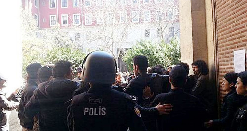 İÜ’de polis kampüsleri bastı