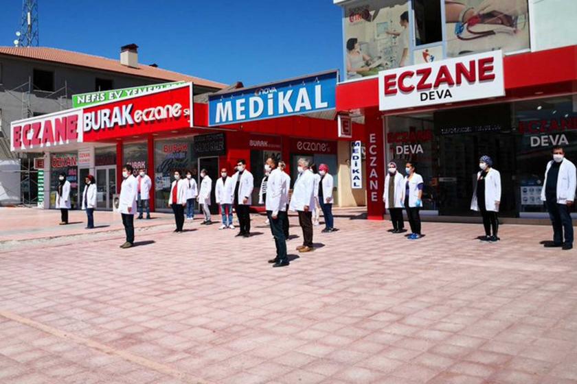 Eczacılar 1 dakikalık saygı duruşu gerçekleştirirken. 