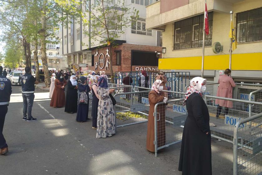 Diyarbakır’da PTT önlerindeki kuyruk uzadıkça uzuyor