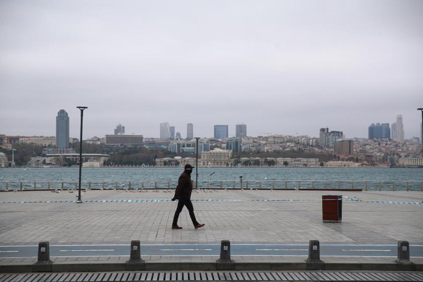 İstanbul'da koronavirüs (Kovid-19) önlemleri sonrasında Üsküdar'da boş kalan bir meydanda yürüyen ve yüzünü kapatmış olan bir yurttaş.