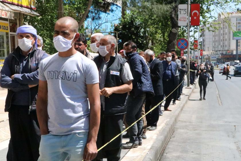 Uzun kuyrukta dip dibe bekleten mevsimlik tarım işçileri