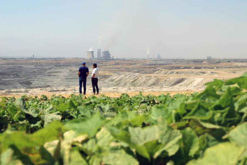 Berçenek köyünden görünen termik santral bacası