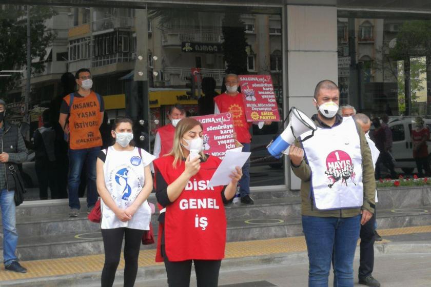 İzmir'de Karşıyaka Emek ve Demokrasi Güçleri, belediye binası önünde 1 Mayıs'ı kutladı