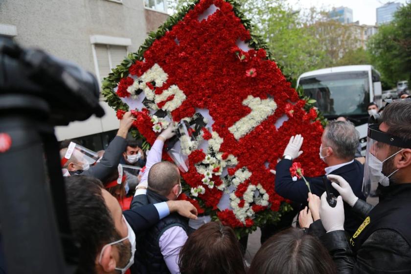 DİSK temsilcilerinin 1 Mayıs için Taksim meydanına gitmeye çalışırken polis müdahalesi sırasında yıpranan 1 Mayıs çelengi.