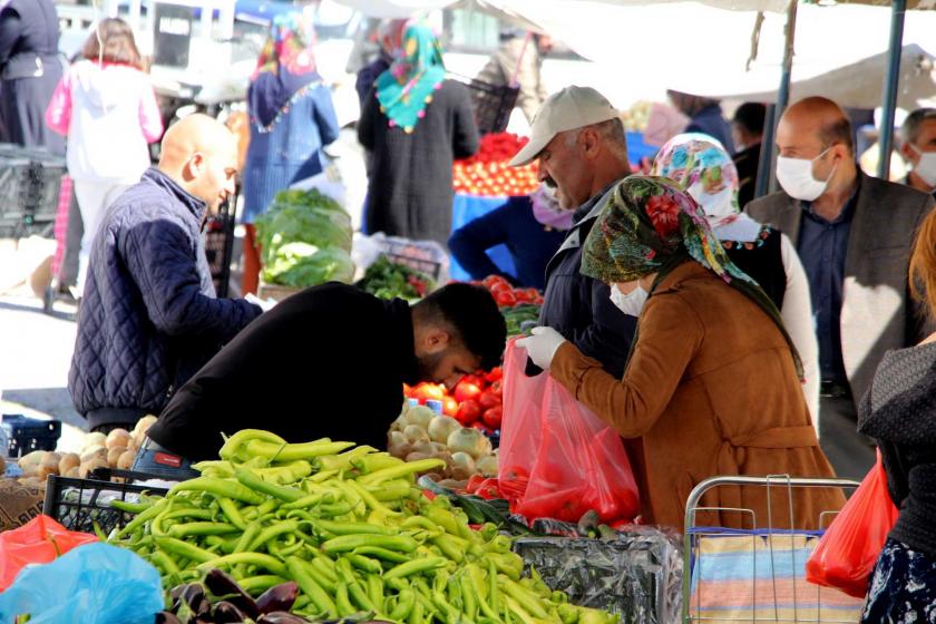 Pazardan alışveriş yapan yurttaşlar