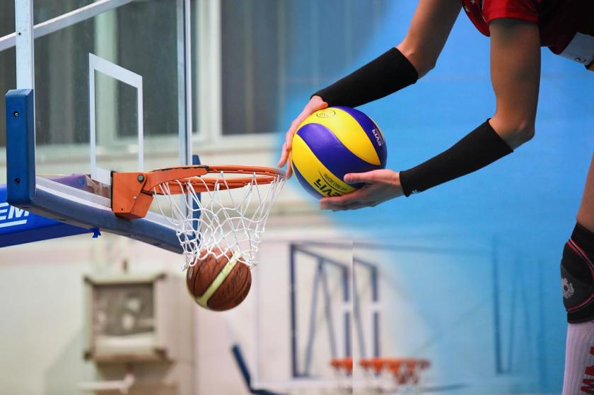 Basketbol potasına girmiş düşmekte olan bir basket topu, solda. Servis kullanmaya hazırlanan voleybolcu, sağda.