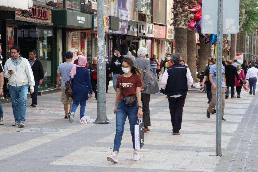 Denizli'nin işlek bir caddesinde maskeli ve maskesiz yürüyenler.