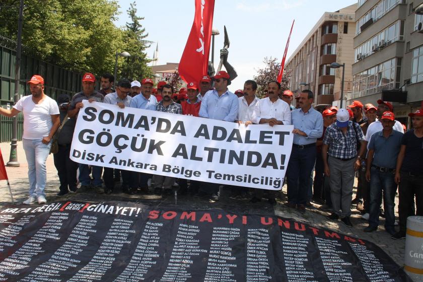 DİSK Ankara Bölge Temsilciliğinin Soma'da Adalet Göçük altında yazılı pankartı