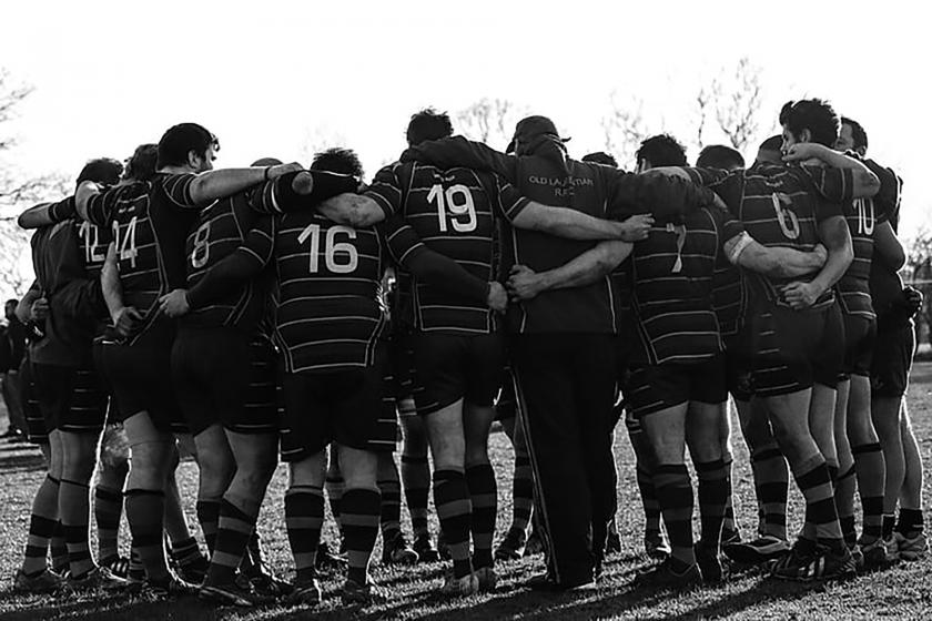 rugby oyuncuları birbirine sarılıyor fotoğraf