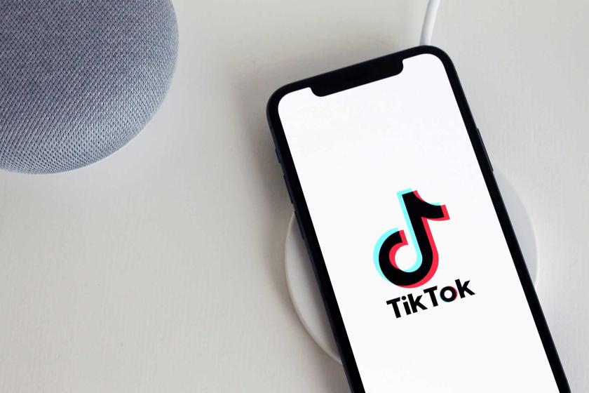 Akıllı telefon ekranındaki TikTok logosu