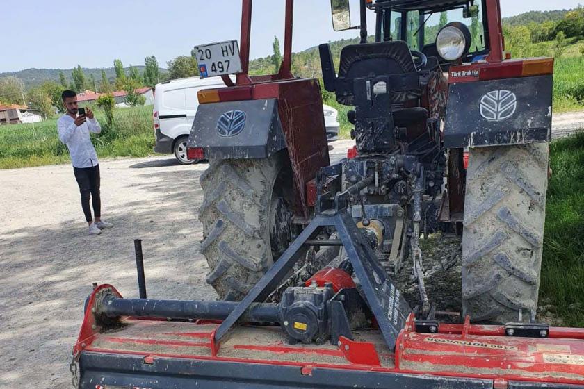 Çapa makinesi (sağda) ve fotoğrafını çeken bir genç (solda)