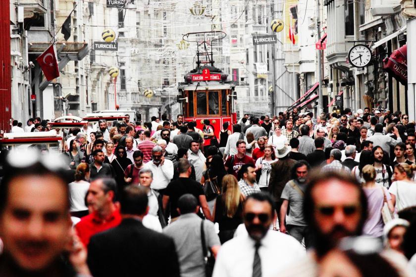 İstiklal Caddesi'nde kalabalık halde bulunan insanlar.