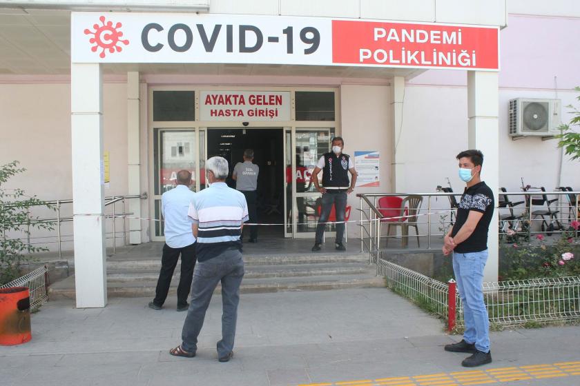 Kovid-19 pandemi polikliniğinin önünde sıra bekleyen işçiler