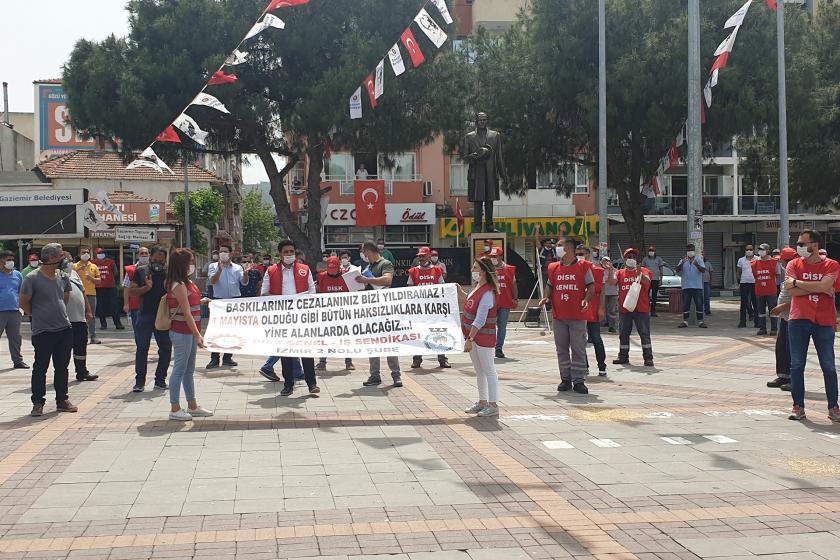İzmir Gaziemir Belediyesi işçileri, 1 Mayıs'ı kutladıkları için kendilerine ceza kesilmesini protesto etti.