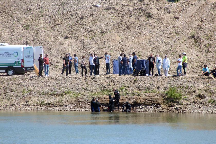 Melet Irmağı kenarında arama ekiplerinin bekleyişi 