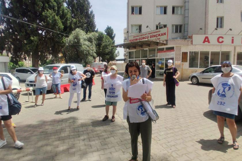 SES Manisa Şube Salihli devlet hastanesi bahçesinde basın açıklaması yaparken