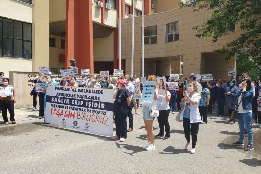 İzmir Katip Çelebi Üniversitesi Atatürk Eğitim ve Araştırma Hastanesi sağlık emekçileri talepleri için hastane bahçesinde eylem gerçekleştirdi. 