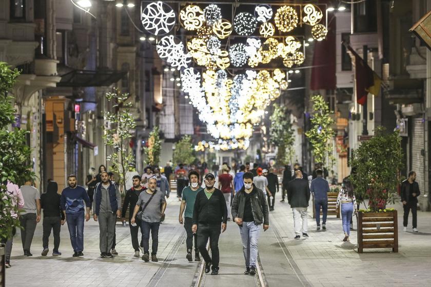 İstiklal Caddesi'nde yürüyen insanlar