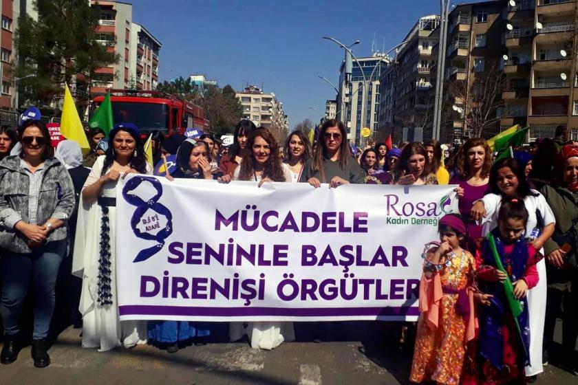 Rosa Kadın Derneği pankartı