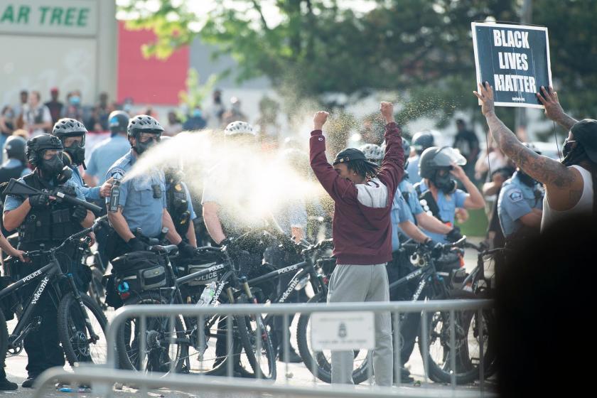 Siyah George Floyd'un ölümü yüzlerce gösterici tarafından protesto edildi 