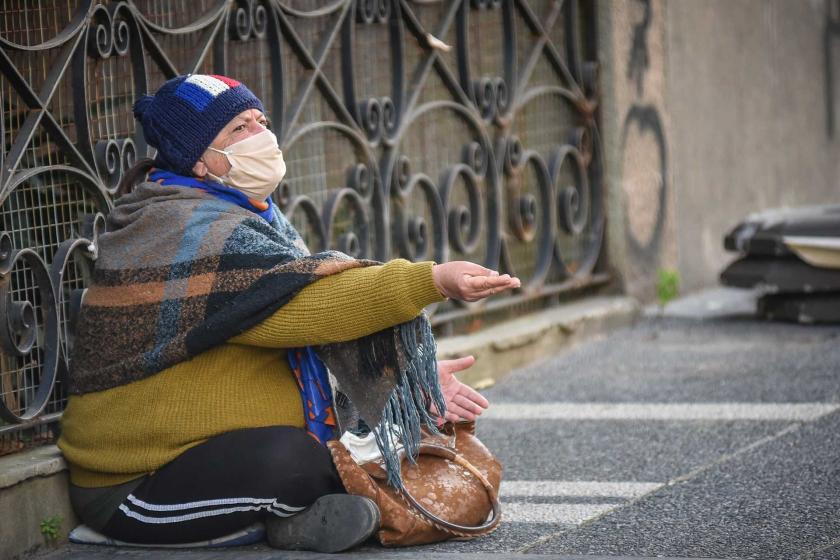 Uruguay'da el uzatan bir kadın