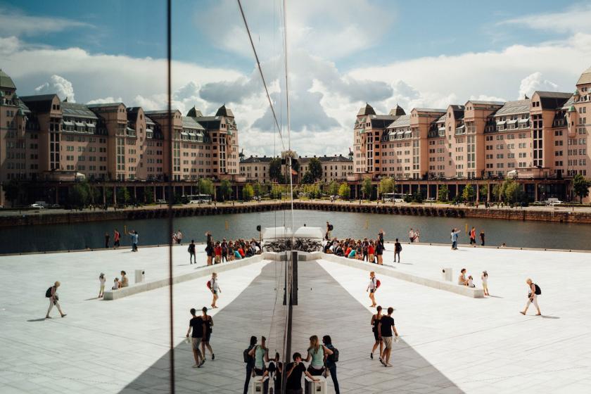 Oslo'da Opera binası ve etrafında insanlar