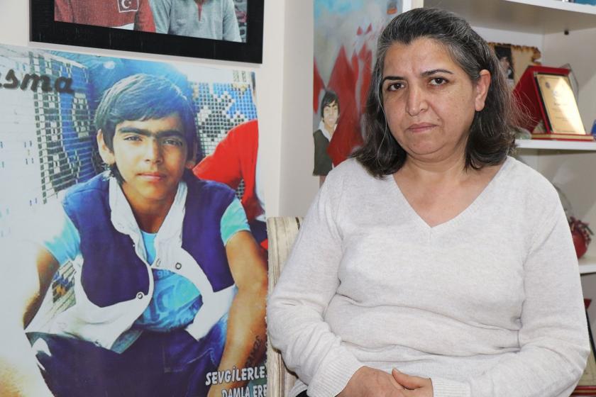 Berkin Elvan'ın fotoğrafı yanında oturan annesi Gülsüm Elvan.