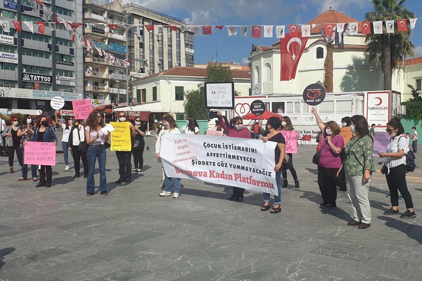 Bornova kadın platformu üyesi kadınlar şiddete ve çocuk istismarına karşı bornova meydanında açıklama yaparken