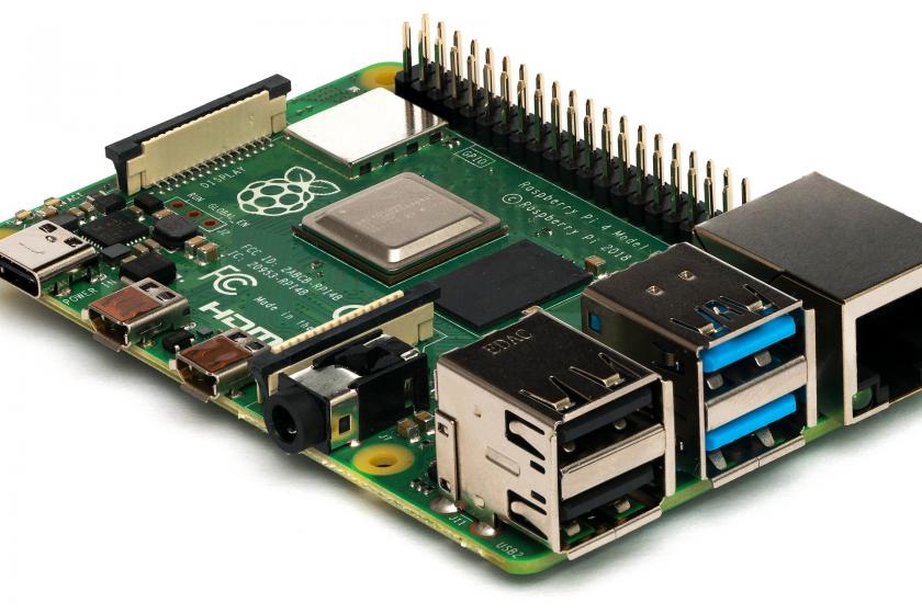 Raspberry Pi: Yaklaşık 9 santimetreye 6 santimetrelik bir bilgisayar.