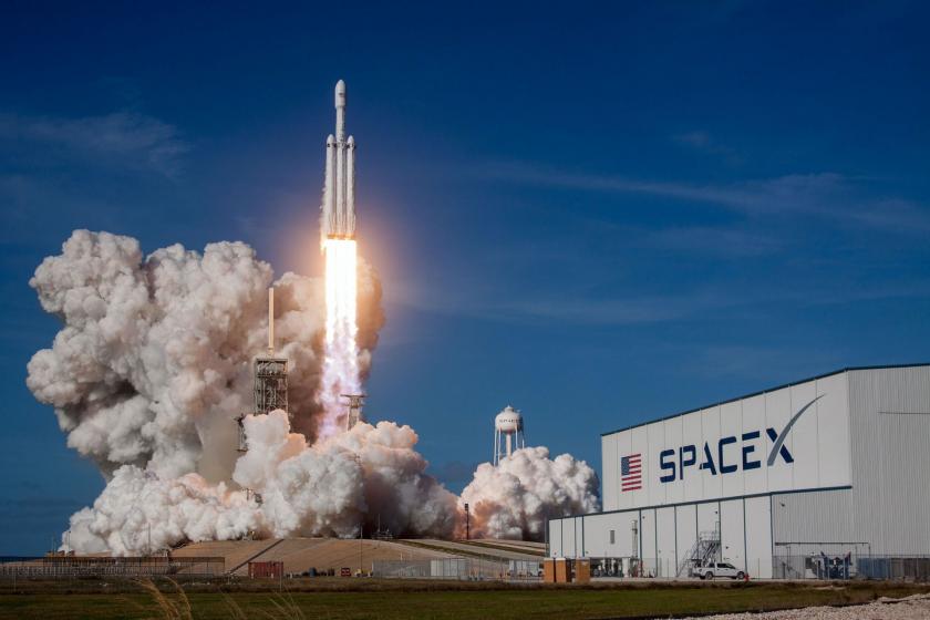 SpaceX firmasnın Falcon Heavy adlı uzay aracını fırlattığı an