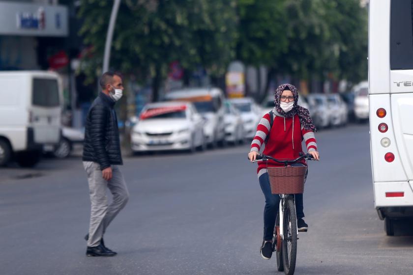 Koronavirüs (Kovid-19) salgını dolayısıyla alınan önlemler sonrası Düzce'de yüzündeki maskeyi sadece ağzını kapatacak şekilde yanlış kullanarak bisiklet süren bir kadın ve yine burnunu dışarıda bırakarak maskeyi büyük oranda işlevsiz kullanarak yolda yürüyen bir erkek.