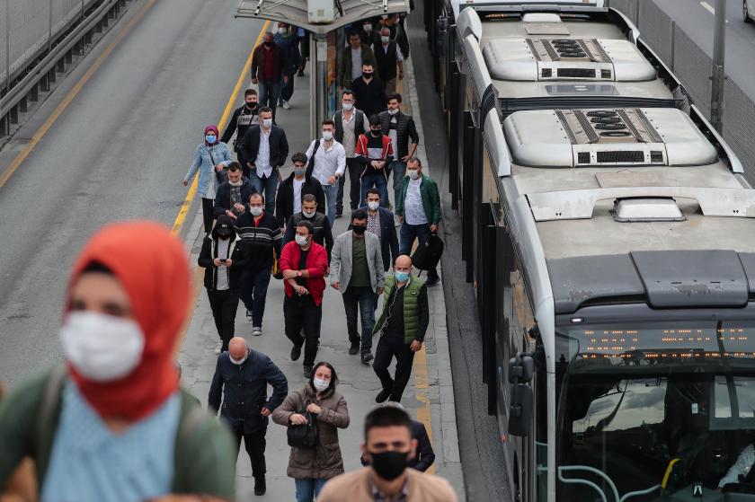 metrobüs durağındaki kalabalık