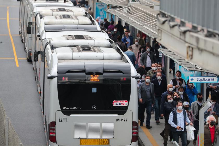 metrobüs durağındaki kalabalık