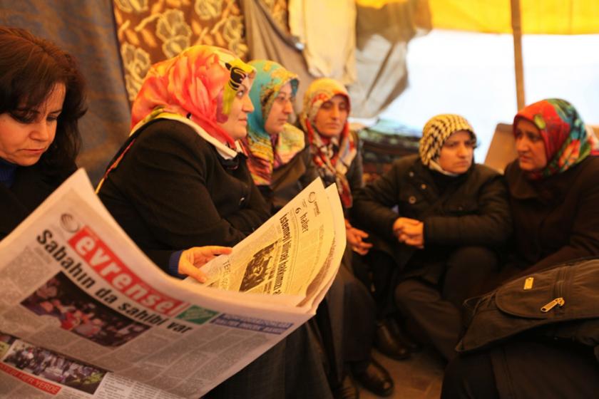 Workers reading Evrensel newspaper.