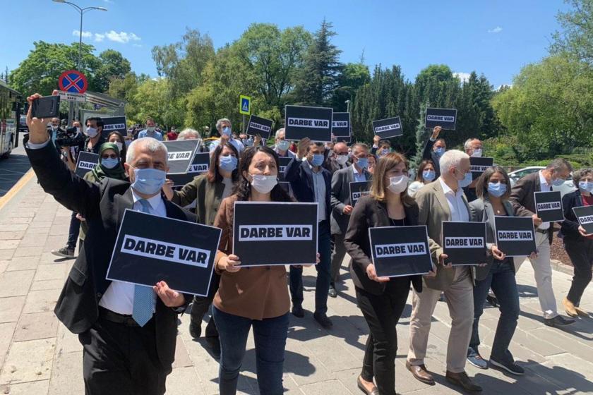 HDP grubu, 3 ismin milletvekilliğinin düşürülmesini Ankara'da protesto etti.