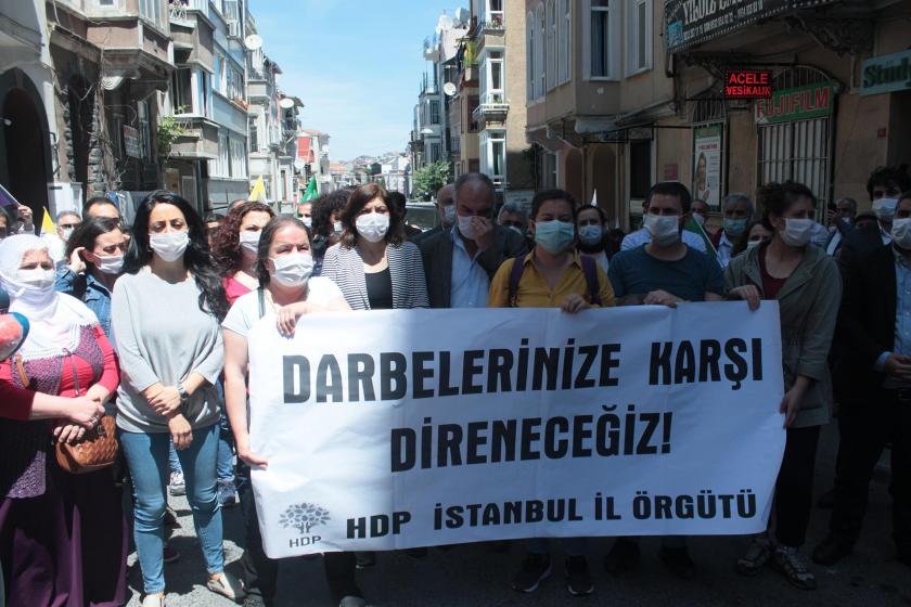 HDP İstanbul İl Örgütü, Leyla Güven, Musa Farisoğulları ve Enis Berberoğlu'nun milletvekilliğinin düşürülmesini protesto etti.