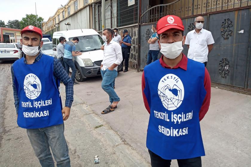 Antep Koza Halı'da fazla mesaiye kalmak istemedikleri için işten atılan işçilerin fabrika önündeki direnişleri sürüyor.