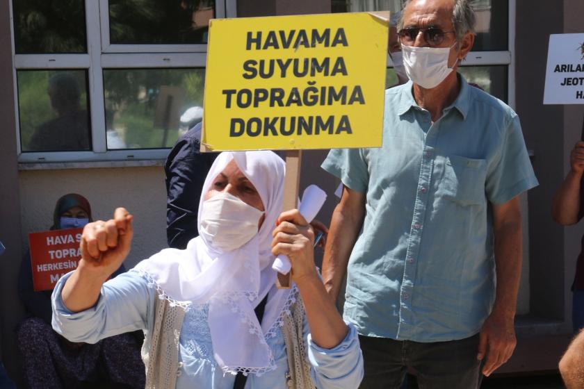 Havama suyuma toprağıma dokunma dövizi taşıyan kadın