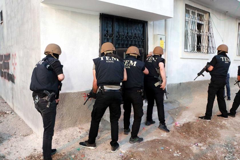 Adana'da TEM polisleri bir eve baskın düzenlerken