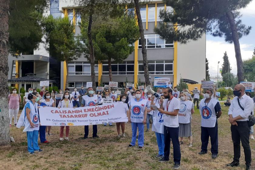 DEÜ hastanesi sağlık çalışanları hastane bahçesinde hakları için basın açıklaması yaparken