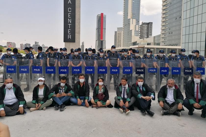 'Savunma Yürüyüşü'nü Ankara'da sonlandırmak isteyen baro başkanlarının kente girişi engellendi.