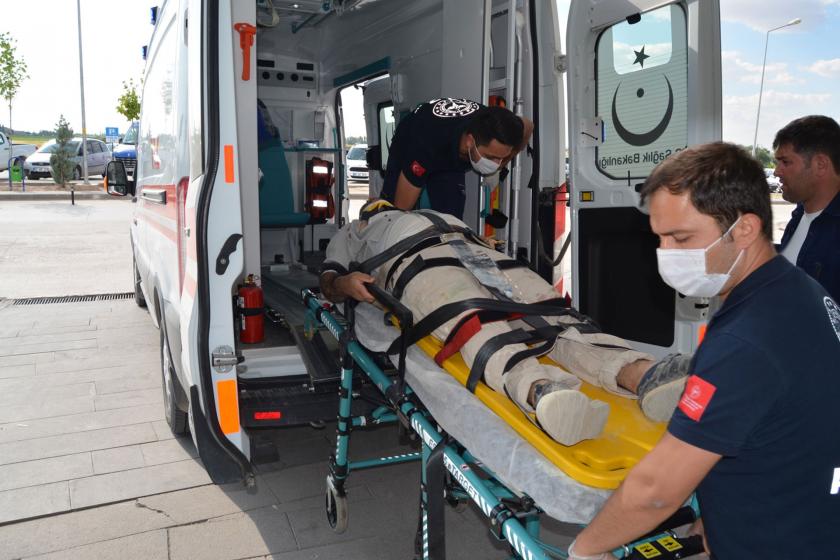 Sedyedeki Mehmet Çetin ambulansa bindiriliyor