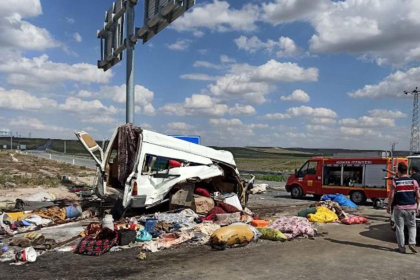 Kaza yapan işçi minibüsü ve etrafa saçılan eşyalar