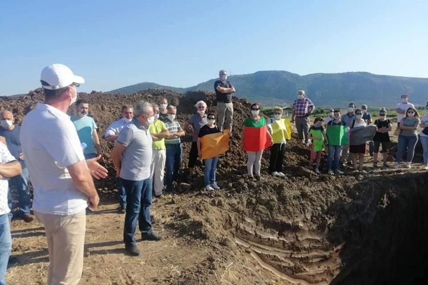 Jeotermal kuyu çalışmalarının yapıldığı yerde Akhisar Çevre Gönüllüleri basın açıklaması yaptı.