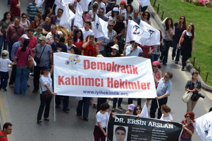 Demokratik Katılımcı Hekimler eylemde yürürken