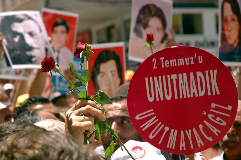 Sivas'ta, 2 Temmuz 1993'te Madımak Oteli'nin yakılması sonucu yaşamlarını yitirenler, katliamın 14. yıldönümünde anıldı.